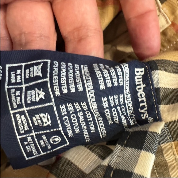 Authentic Burberry trench coat with belt - Picture 13 of 13